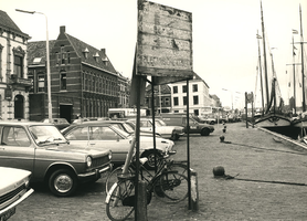 F008845 IJsselkade 1984, geparkeerde auto's en fietsen op de kade.