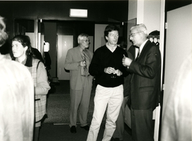 F008850 Afscheid van de dhr. Grooten, gemeentearchivaris van Kampen (rechts op de foto), 2e van links zijn opvolger D. ...