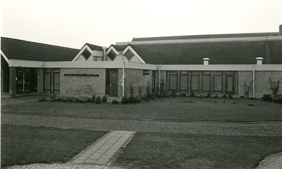 F013332 Voorzijde van Sporthal 'De Oosterholthoeve' in IJsselmuiden ten tijde van de opening in februari 1984.