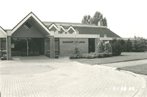 F013333 Voorzijde met de hoofdingang van de Sporthal 'De Oosterholthoeve' in IJsselmuiden.