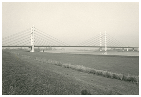 F013336 Zicht op de Molenbrug bij de ingebruikname in 1984.