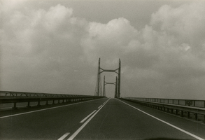 F013337 Zicht op de Molenbrug bij de ingebruikname in 1984.