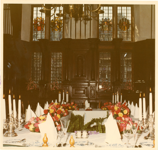 F003247 Bij het bezoek van prinses Beatrix en prins Claus stond er een fraai gedekte tafel in de Schepenzaal voor de lunch.
