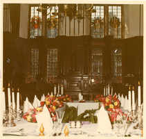 F003247 Bij het bezoek van prinses Beatrix en prins Claus stond er een fraai gedekte tafel in de Schepenzaal voor de lunch.