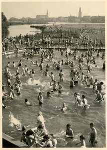 F002842 Zwembad Seveningen in gebruik.