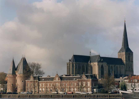 F013236 De Koornmarktspoort en de Sint Nicolaas- of Bovenkerk.