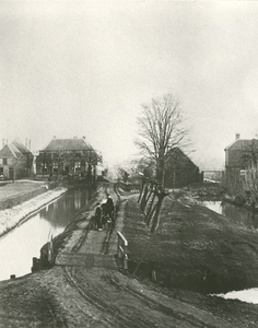 F013255 De Blekerijweg ca. 1900 in IJsselmuiden, links het woonhuis en wasserij van Jan van der Kamp, net over het ...