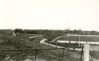 F013192 Sportveldencomplex van IJ.V.V. in Sportpark Den Uithoek in IJsselmuiden in februari 1984.