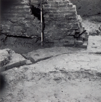 F013351 Serie foto's van opgravingen in de Bovenkerk door G. D. v.d. Heide, waarbij het oudste van de tufstenen kerk in ...