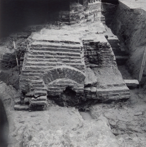F013352 Serie foto's van opgravingen in de Bovenkerk door G. D. v.d. Heide, waarbij het oudste van de tufstenen kerk in ...