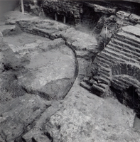 F013353 Serie foto's van opgravingen in de Bovenkerk door G. D. v.d. Heide, waarbij het oudste van de tufstenen kerk in ...