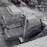 F013354 Serie van foto's van opgravingen in de Bovenkerk door G. D. v.d. Heide, waarbij het oudste van de tufstenen ...