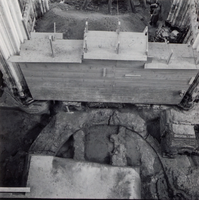 F013355 Serie foto's van opgravingen in de Bovenkerk door G. D. v.d. Heide, waarbij het oudste van de tufstenen kerk in ...