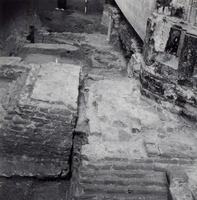 F013356 Serie foto's van opgravingen in de Bovenkerk door G. D. v.d. Heide, waarbij het oudste van de tufstenen kerk in ...