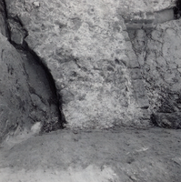 F013357 Serie foto's van opgravingen in de Bovenkerk door G. D. v.d. Heide, waarbij het oudste van de tufstenen kerk in ...