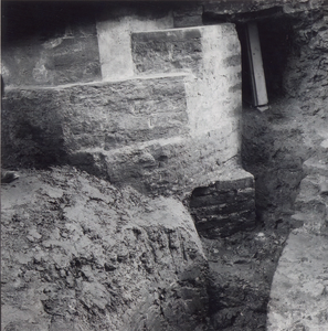 F013358 Serie foto's van opgravingen in de Bovenkerk door G. D. v.d. Heide, waarbij het oudste van de tufstenen kerk in ...