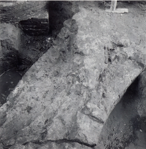 F013359 Serie foto's van opgravingen in de Bovenkerk door G. D. v.d. Heide, waarbij het oudste van de tufstenen kerk in ...