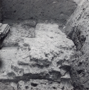 F013367 Serie foto's van opgravingen in de Bovenkerk door G. D. v.d. Heide, waarbij het oudste van de tufstenen kerk in ...