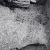 F013368 Serie foto's van opgravingen in de Bovenkerk door G. D. v.d. Heide, waarbij het oudste van de tufstenen kerk in ...