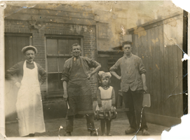 F013370 Winkel, woonhuis en slachterij van de fam. Van de Weerd in de Schapensteeg, links met schort de heer H. van de ...