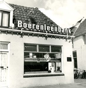 F013197 Het bijkantoor van de Boerenleenbank in de Dorpsweg te IJsselmuiden.