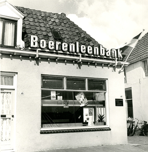 F013197 Het bijkantoor van de Boerenleenbank in de Burg. v. Engelenweg te IJsselmuiden.