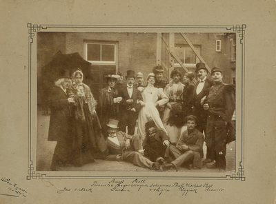 F005239 Verklede leden op de binnenplaats van de Hoofdcursus ter gelegenheid van een soiree. 1. W.L.G. Jas 2. L.B. van ...