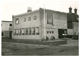 F013198 De Boerenleenbank ca. 1957 in de Burg. v. Engelenweg, hoek Hobbemastraat te IJsselmuiden.