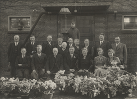 F000303 Groepsfoto van het personeel van de Gasfabriek, feestelijk op de foto tijdens een jubileum.