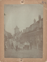 F000304 Kinderen poseren voor de fotograaf op de Kalverhekkenweg, op de achtergrond de toren van de Buitenkerk.