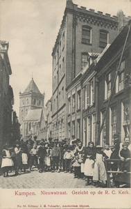 F000305 Bewoners uit de Buiten Nieuwstraat poseren voor de fotograaf. Het hoge gebouw rechts is het schoolgebouw van ...