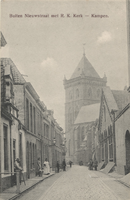 F000306 De Buiten Nieuwstraat, de toren behoort toe aan de de O.L.Vrouwe- of Buitenkerk, rechts voor de toren staat de ...