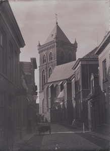 F000307 De Buitennieuwstraat en de Onze Lieve Vrouwe- of Buitenkerk. Rechts het klooster, waarin van 1861 tot 1994 de ...