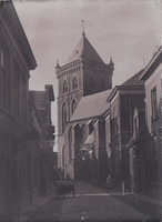 F000307 De Buitennieuwstraat en de Onze Lieve Vrouwe- of Buitenkerk, rechts het klooster, waarin van 1861 tot 1994 de ...