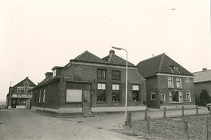 F013199 Op de hoek de winkel nr. 2 en de woningen nrs. 4 en 6, in de Voorstraat bij de hoek Kamperzeedijk te Grafhorst. ...