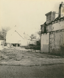 F000202-1 Afbraak van huizen in de Tuinsteeg, thans een doorlopende steeg, maar voor de na-oorlogse sloop werd de steeg ...