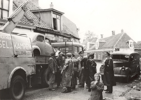 F000203 Aantal mannen (brandweer/politie) met een takelwagen van machinefabriek De IJssel in de Bregittenstraat.