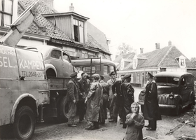 F000203 Aantal mannen (brandweer/ politie) met een takelwagen van machinefabriek De IJssel in de Bregittenstraat.