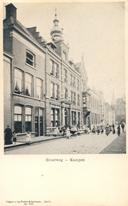 F000247 Broederweg met 'Hotel des Pays-Bas', 2e gebouw van links, geheel rechts de Broederpoort.
