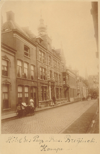 F000248 Broederweg met 3e gebouw van rechts 'Hotel des Pays-Bas', rechts de Broederpoort.