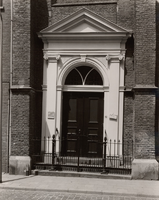 F000252 Ingang van de Doopsgezinde Kerk aan de Broederweg.