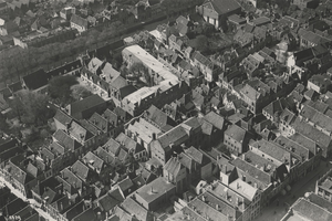 F000046 Overzichtsfoto van een gedeelte van de binnenstad dat omgrensd wordt door de stadsgracht de Burgel (bovenzijde) ...
