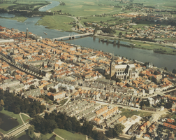 F000054 Overzichtsfoto van Kampen bovenstrooms, van Broederstraat met Broederkerk en de Nieuwe Toren, tot rondom de ...