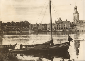 F000127 De IJsselbrug, de Vispoort en de IJsselkade met o.a. het Postkantoor en de Nieuwe Toren, op de voorgrond een ...