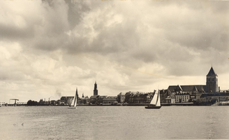 F000128 Gezicht op IJsselkade in de omgeving van de Bovenkerk.