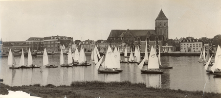 F000129 Zeilwedstrijd op de IJssel nabij de Buitenkerk en Van Heutszplein.