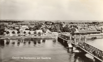 F000130 Gezicht op de Spoorkade en het daarachter gelegen IJsselmuiden, rechts van de brug het N.S. station en de ...