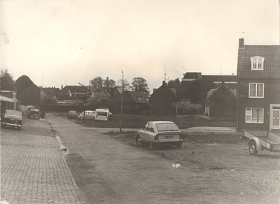 F000210 Eens woonhuizen, nu parkeerplaatsen, aan de Bregittenstraat.