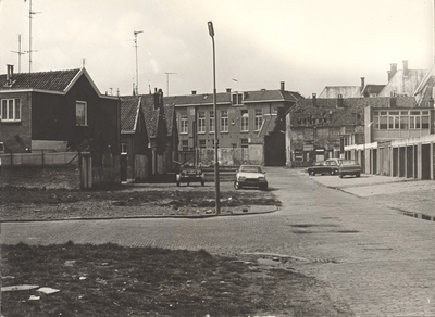 F000213 Parkeerplaatsen aan de Bregittenstraat, waar ooit eens woonhuizen stonden.