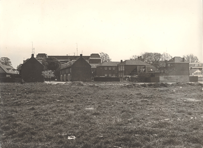 F000214 Inkijk in de Anjerstraat en omgeving, op de voorgrond de Plantsoenstraat en het terrein dat ontstaan is door ...